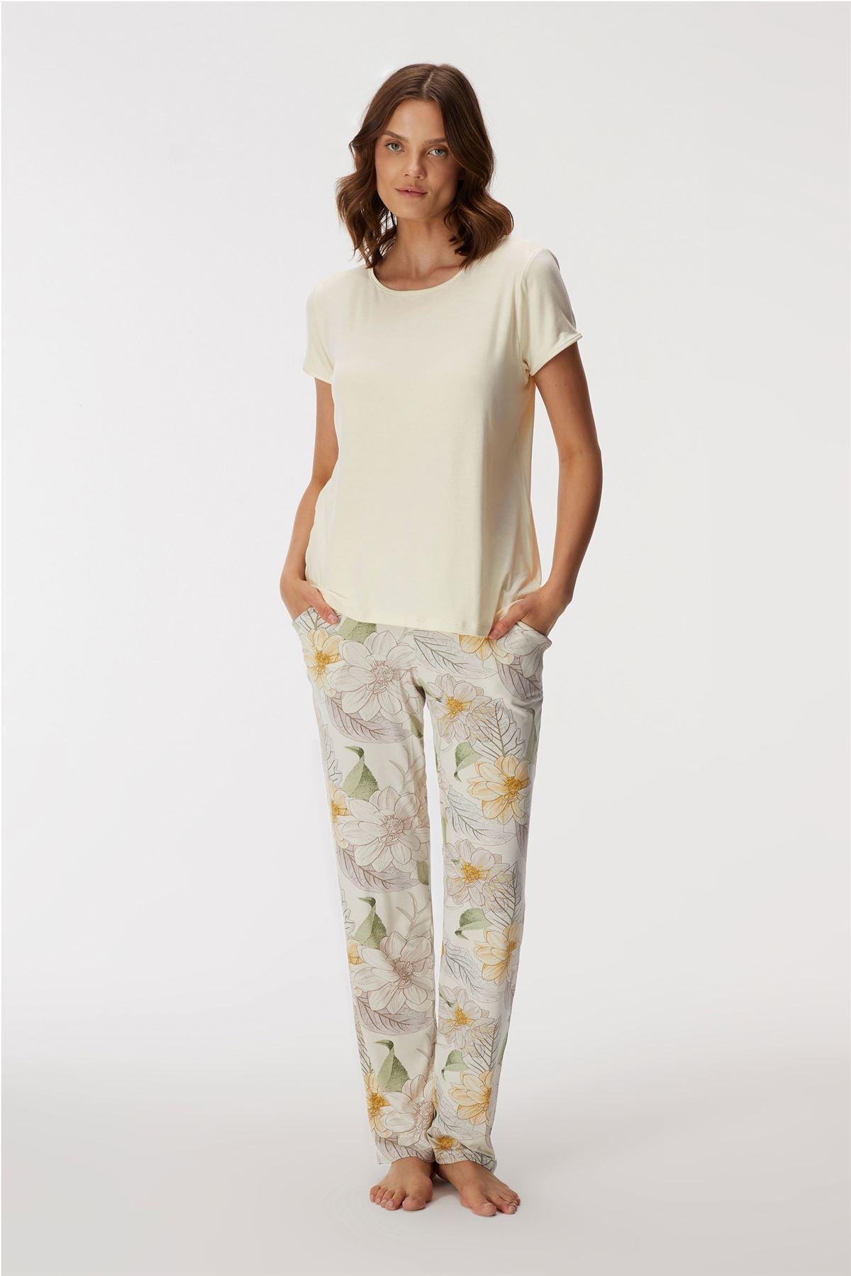 11359 Women's T-Shirt & Pants Set