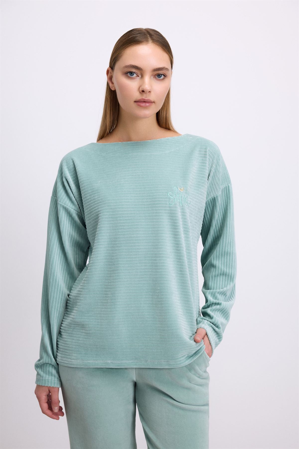 Lilium 11589 Women's Longsleeve Sweatshirt & Pants Set